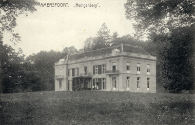13192 Gezicht op de voor- en rechtergevel van het landhuis Heiligenberg met omringend park (Heiligenbergerweg 5) te ...
